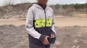 niño inmigrante llora al ser abandonado en frontera de Texas