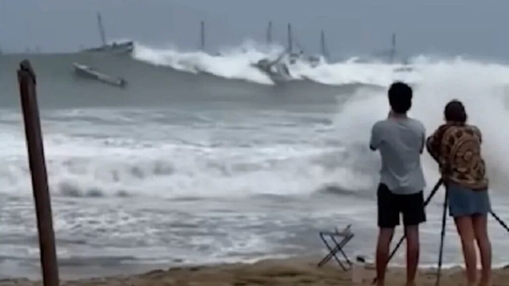 olas de hasta cuatro metros golpean a Perú, Chile y Ecuador
