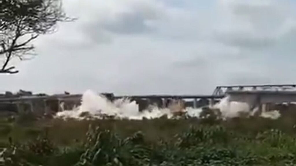 se derrumbó un puente, murieron 2 personas y hay 16 desaparecidos