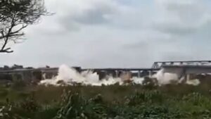 se derrumbó un puente, murieron 2 personas y hay 16 desaparecidos