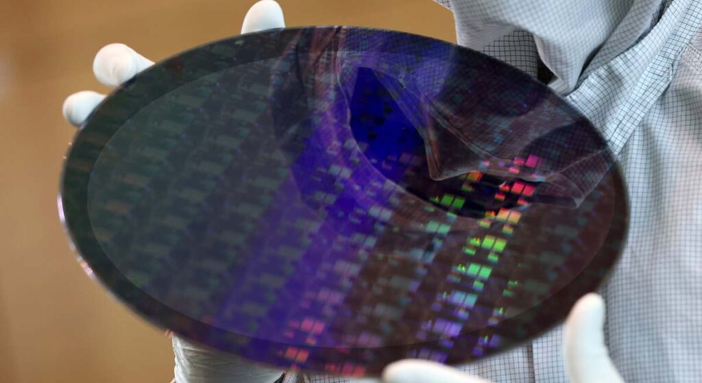 sube más de un 20% al calor de sus ingresos por chips e IA