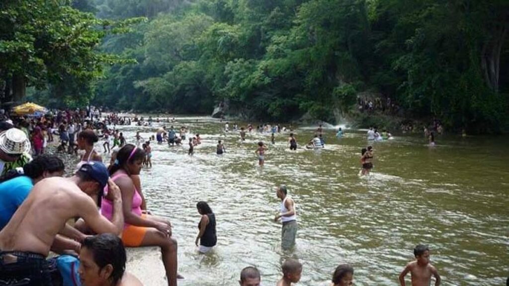 un cumpleaños convertido en tragedia; volqueta cayó al río y mató a madre e hija