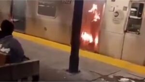 un hombre incendió y mató a una mujer mientras dormía en un vagón del metro de Nueva York
