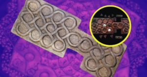 un tablero con forma de serpiente y 27 piezas geométricas