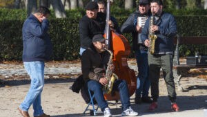 ¿Madrid contra los músicos callejeros? La polémica normativa que no deja a nadie contento - AlbertoNews