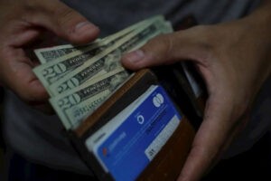 ¿Ningún trabajador cobra menos de $200 mensuales?