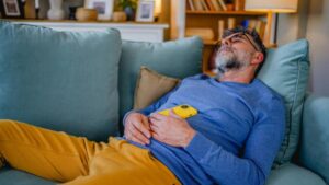 ¿Tomar una siesta después de almorzar puede hacerlo engordar?