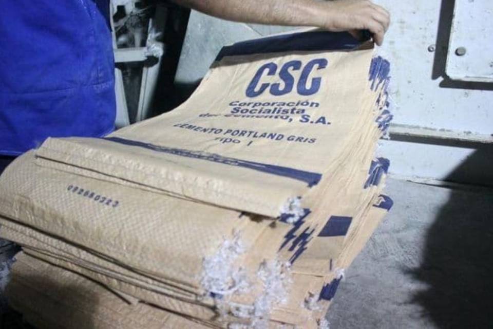 ¿Cuál es el volumen de la producción de cemento en Venezuela?