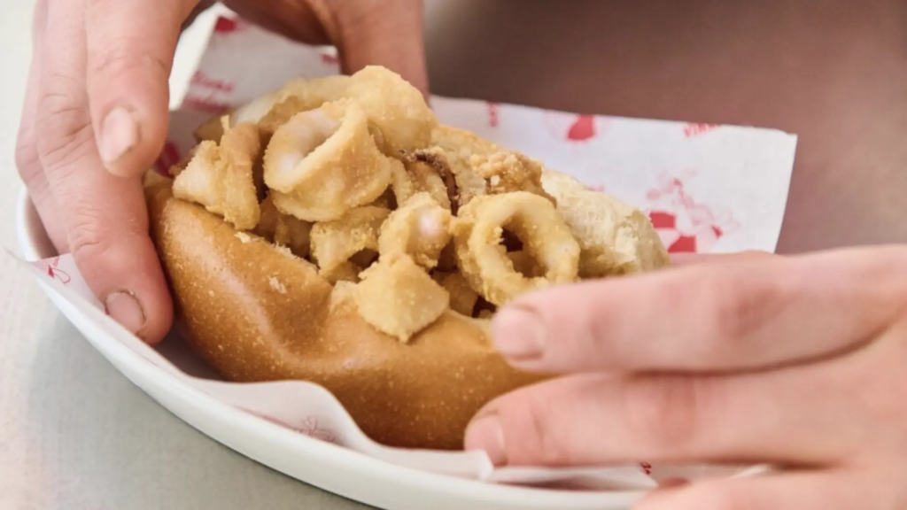 Los tres mejores bares de Madrid para comer un bocadillo de calamares según la Guía Repsol