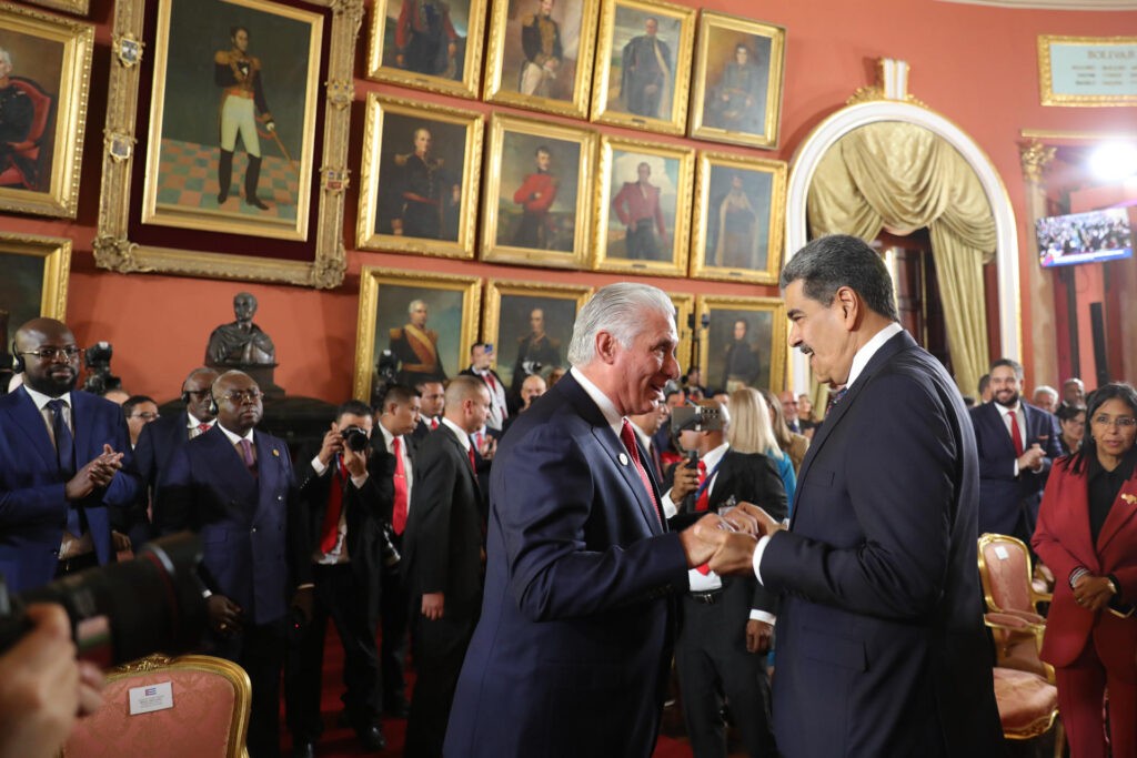Maduro dice que se prepara con Cuba y Nicaragua para "tomar las armas", de ser necesario