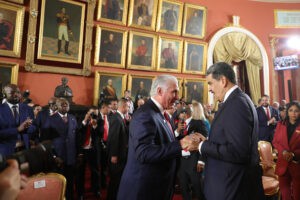 Maduro dice que se prepara con Cuba y Nicaragua para "tomar las armas", de ser necesario
