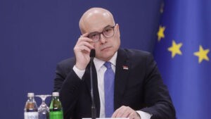 Dimite el primer ministro de Serbia tras meses de protestas