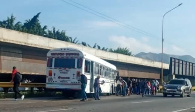 8 heridos tras choque de autobus en ARC entre San Joaquín – Guacara.