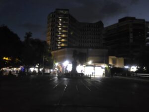 A oscuras la plaza Bolívar de San Cristóbal – Diario La Nación