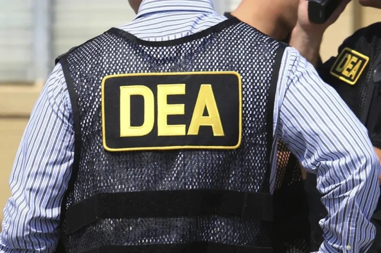 AP: Funcionario colombiano de aduanas se declaró culpable en caso de lavado de dinero - AlbertoNews