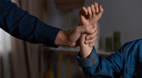Abusa sexualmente de su hijastra de 12 años y quema su casa