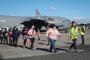 Administración de Trump inicia la deportación de migrantes en aviones militares