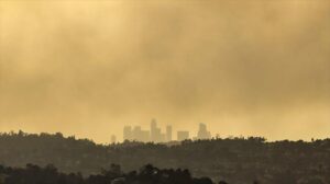 Al menos cinco muertos en los seis incendios que acorralan a Los Ángeles