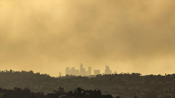 Al menos cinco muertos en los seis incendios que acorralan a Los Ángeles