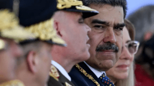 Análisis: Maduro sobrevive a una "crisis terminal", pero ahora afronta más débil y aislado su tercer mandato