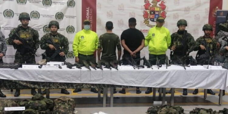 Arsenal venezolano de la FANB encontrado en operación contra FARC en Colombia