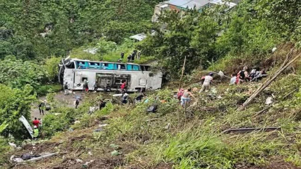 Atención: bus de servicio público cayó por un abismo en la vía Pasto