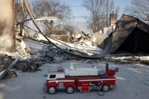 Aumenta a 24 la cifra de muertos por los incendios en Los Ángeles