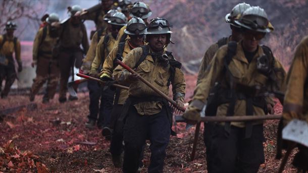 Aumentan a 24 los muertos por los incendios en Los Ángeles, y el viento hace temer lo peor