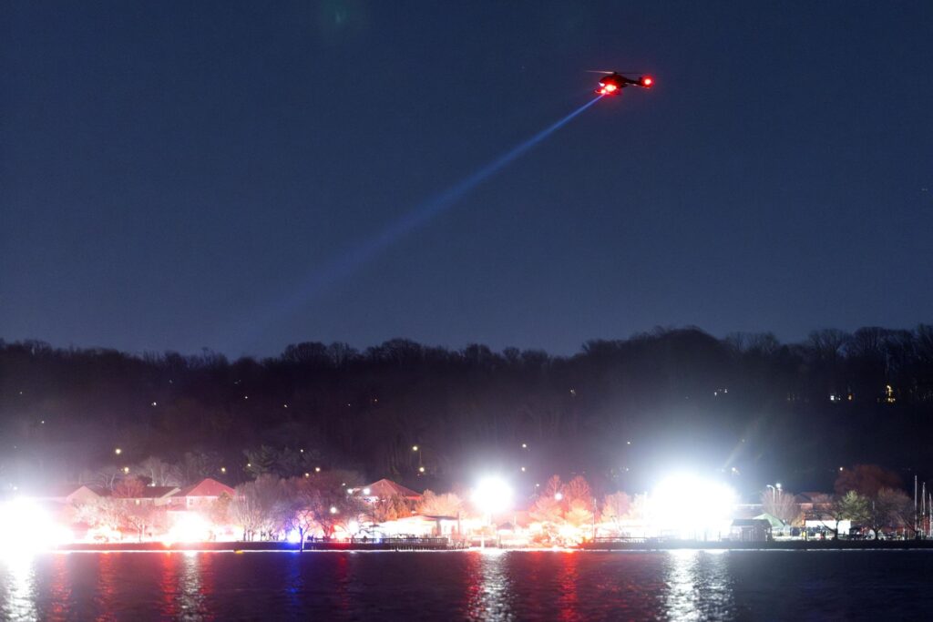 Autoridades descartan que haya sobrevivientes de choque aéreo cerca de Washington