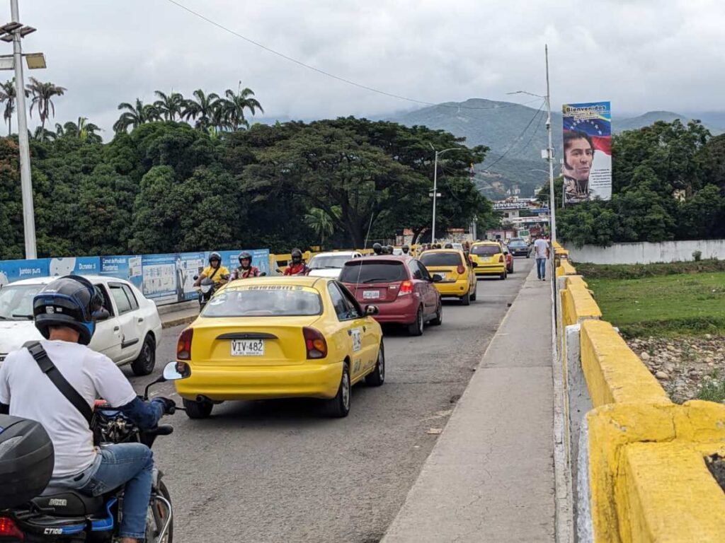 Bajó a 180 el número de vehículos que cruza cada 10 minutos el tramo binacional – Diario La Nación