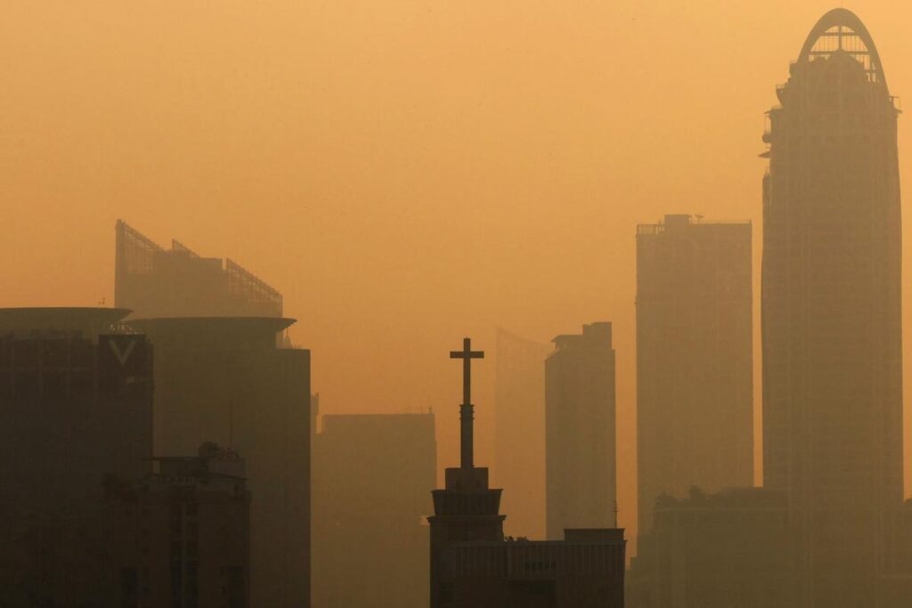 Imagen de Bangkok entre los elevados niveles de contaminación del aire registrados en la urbe.