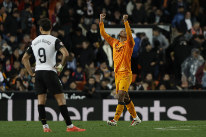 Bellingham y Modric ponen líder al Real Madrid con una remontada en Mestalla