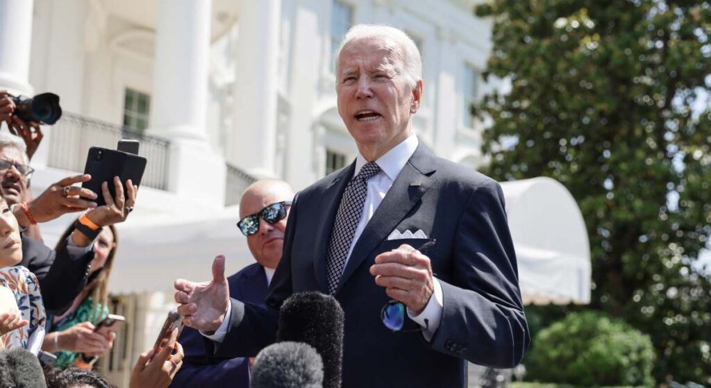 Biden critica los cambios en la moderación de Meta: "Es realmente vergonzoso"