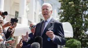 Biden limita la extracción de gas y petróleo en aguas de EEUU y enciende a Trump