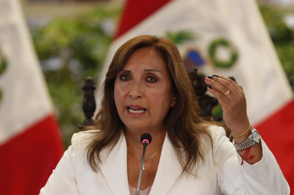 Boluarte pide a Nicolás Maduro que "aprenda a perder unas elecciones" y deje el Gobierno
