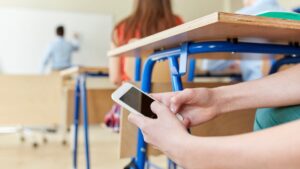 Brasil prohibió el uso de celulares en todas las escuelas