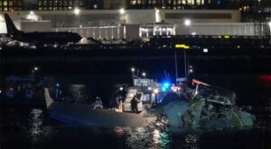 Buscan a supervivientes tras el choque entre un avión y un helicóptero en Washington