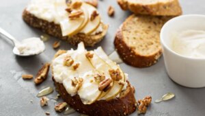 Canapés con cebolla caramelizada, roquefort y nueces, un entrante barato con una mezcla de sabores única