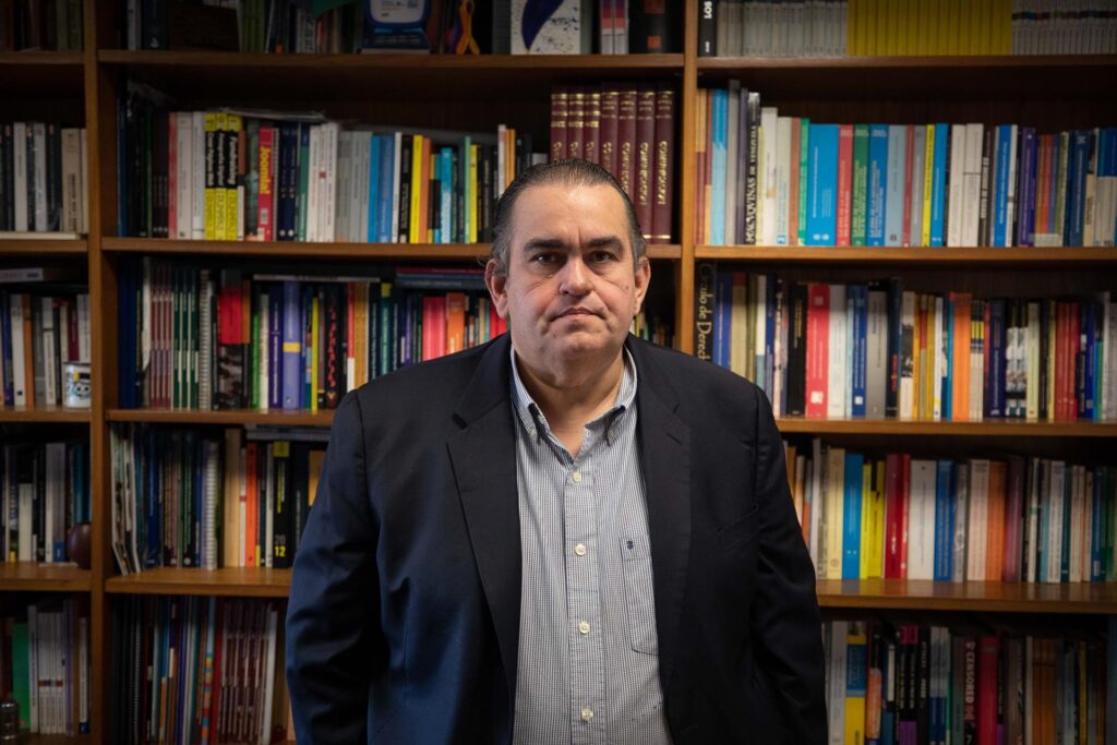 Carlos Correa, director de la ONG Espacio Público, fue presentado en tribunal de terrorismo: "cada día que pasa se agrava la preocupación por su salud" - AlbertoNews