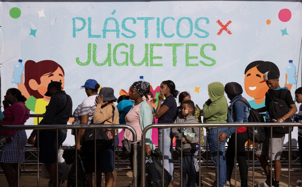 Centenares de niños dominicanos reciben juguetes a cambio de botellas plásticas (Fotos) - AlbertoNews