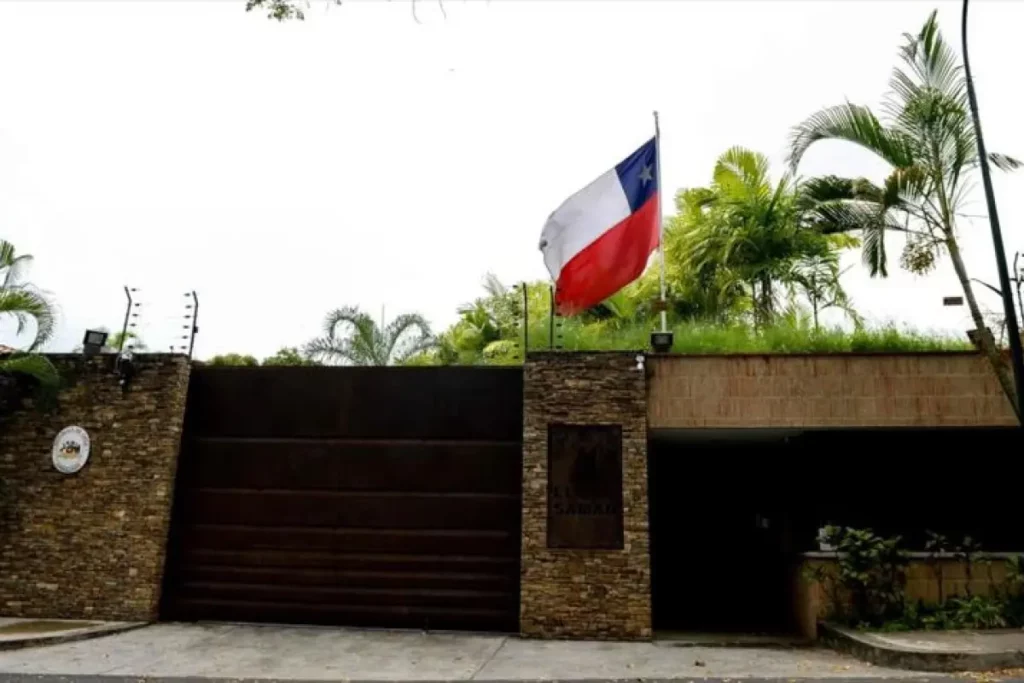 Chile retira su embajador de Venezuela