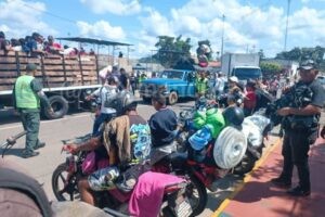 Cientos de colombianos y venezolanos se desplazan por violencia en el Catatumbo