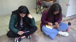 Colombianos en el exterior del consulado en Miami tras impasse entre EEUU y Colombia