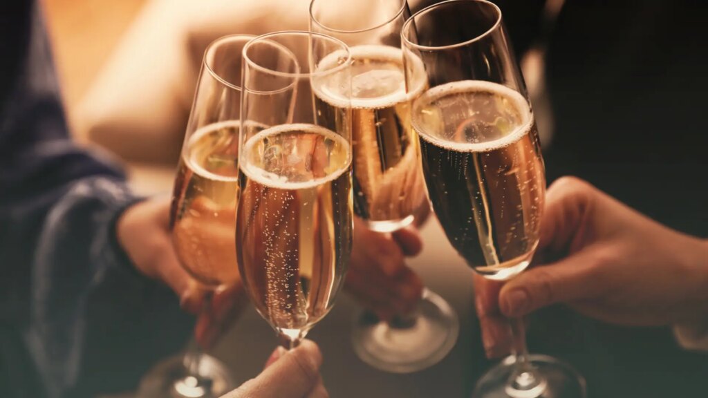 Cómo conservar las bebidas espumosas como el champán y el cava que te han sobrado de Navidad