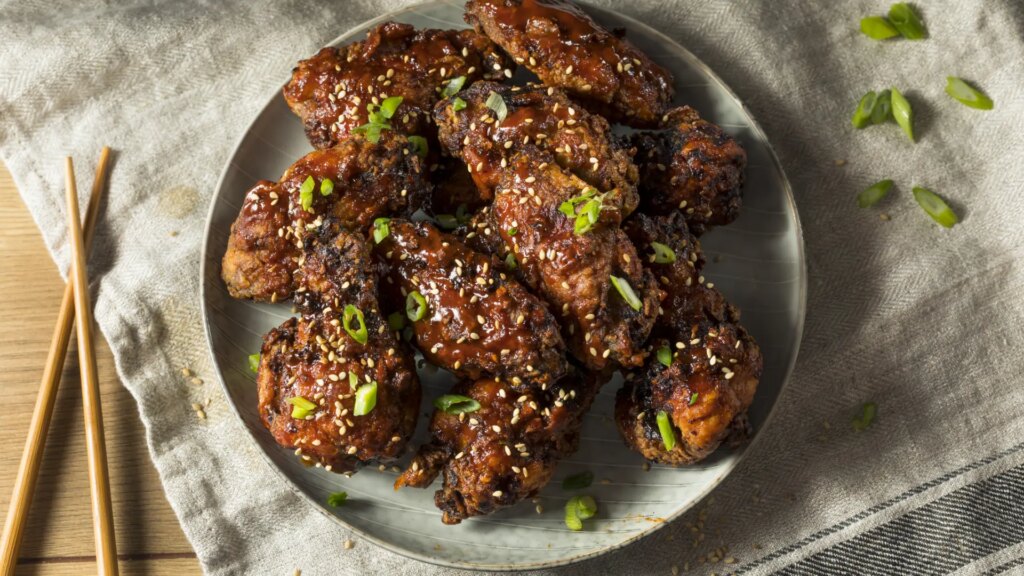 Cómo hacer las alitas a la coreana que son tendencia en España, según una receta Arguiñano
