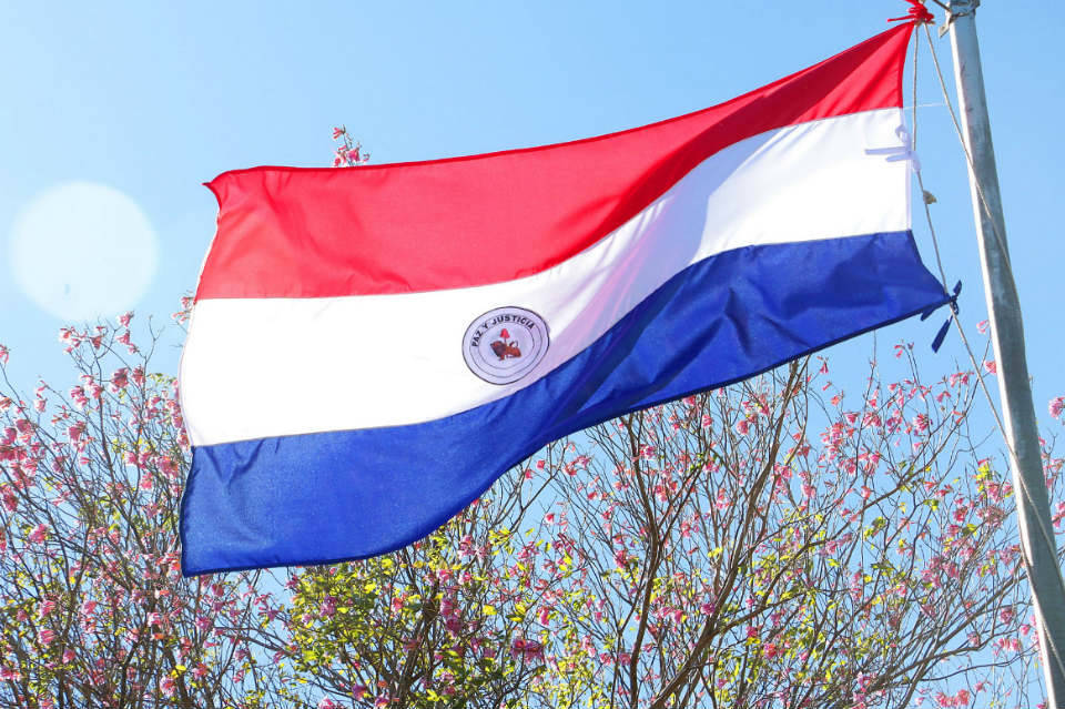 Congreso de Paraguay avala decisión de Santiago Peña de apoyar a González Urrutia