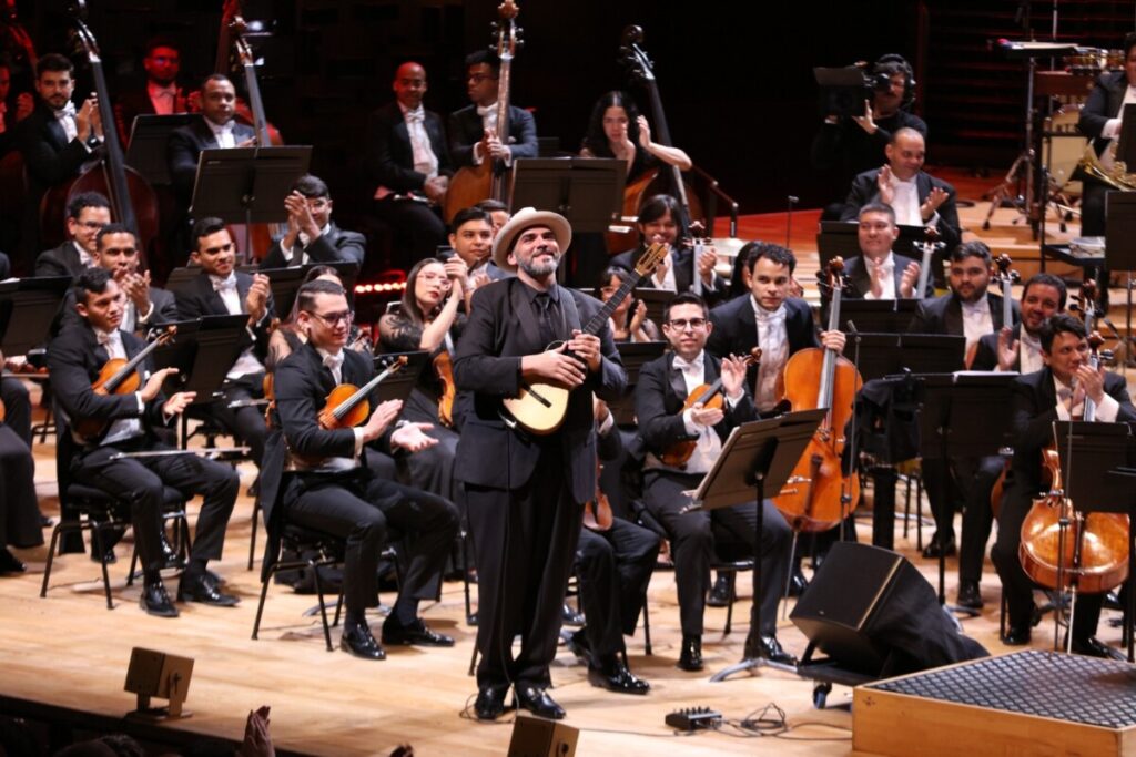 Cuatrista Jorge Glem interpretó el Himno Nacional en la Filarmónica de París