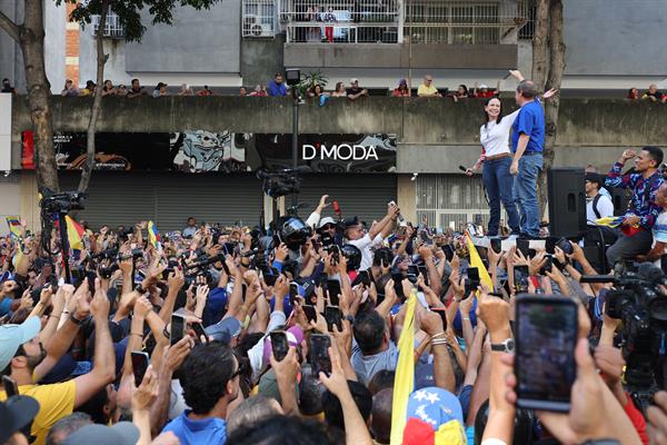 De Petare a La Guaira, el manto del miedo silencia el canto de libertad