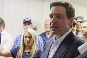 DeSantis pide poder extraordinario para transportar extranjeros fuera de EEUU, dice diario - AlbertoNews