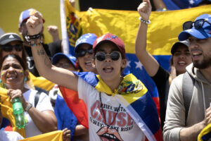 Decenas de personas se manifiestan en Puerto Rico para protestar contra Nicolás Maduro: "Por una Venezuela sin dictadura" - AlbertoNews